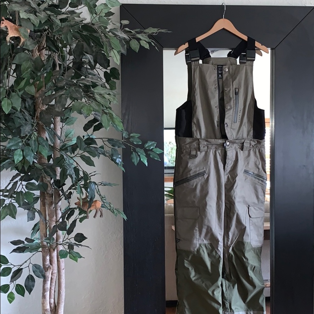 SOLD SAGA ROGUE BIBS